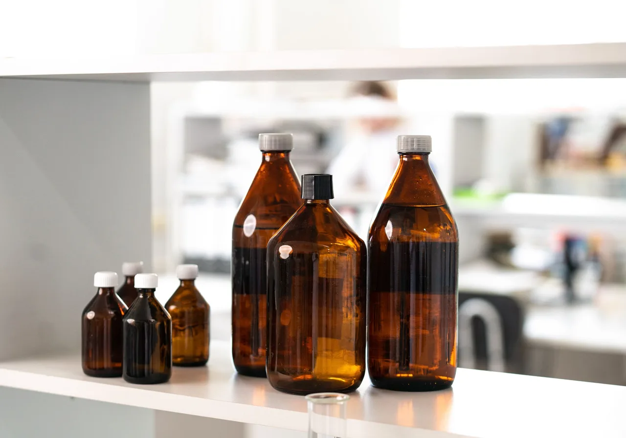 明るい調剤薬局の調剤室に並ぶ薬瓶